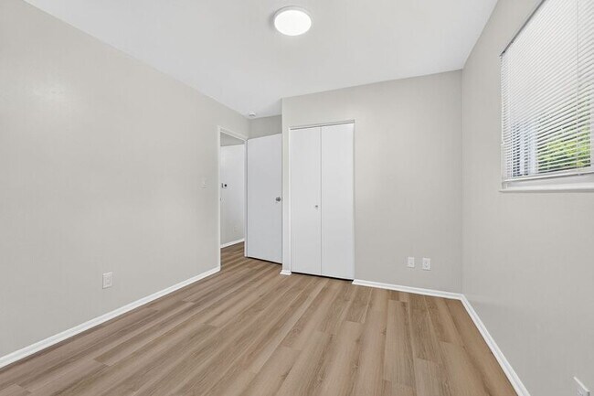 Building Photo - 5168 Mapleridge Dr