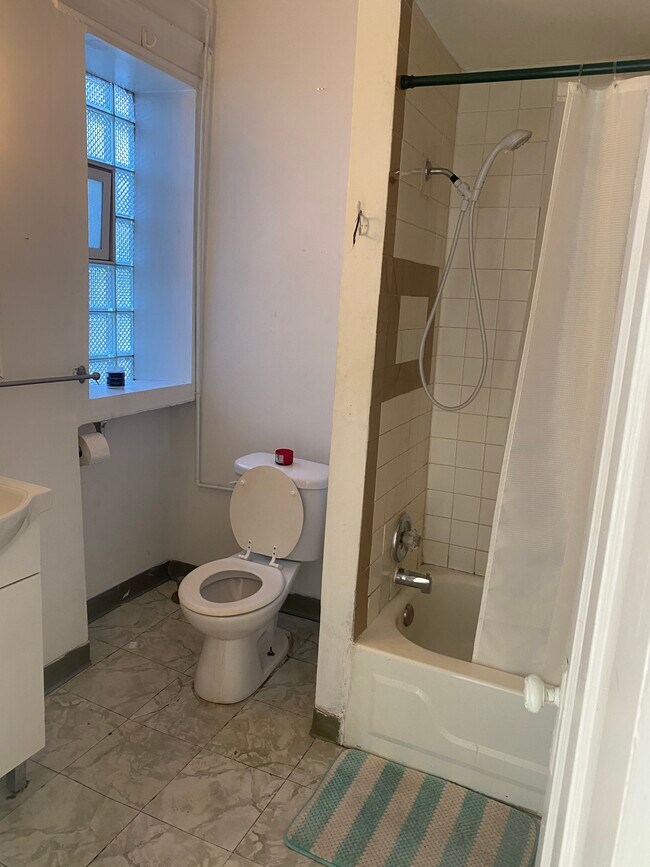 Bath - 2624 N Sawyer Ave
