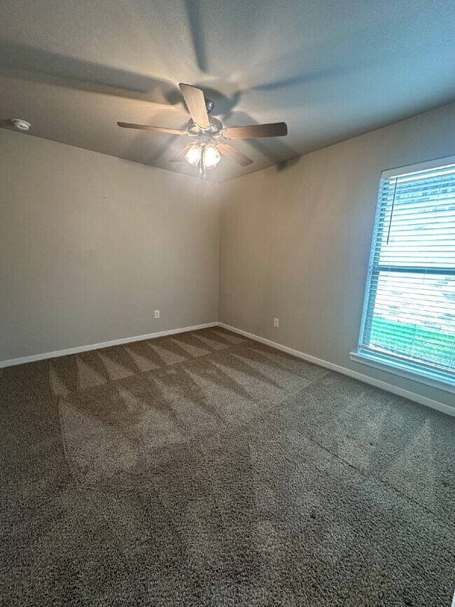 Building Photo - Spacious 3/2/2 in Upland Crossing