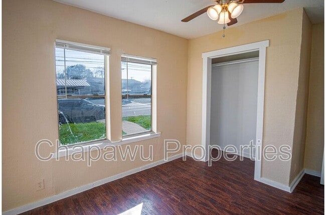 Building Photo - 819 Larry St