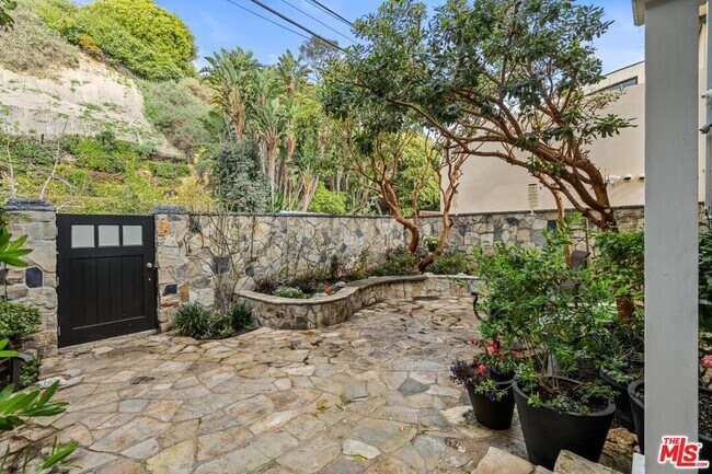 Building Photo - 27002 Malibu Cove Colony Dr