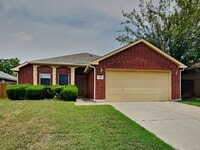Building Photo - Spacious 3-Bedroom Home with Fireplace & Easy Access to Downtown Fort Worth