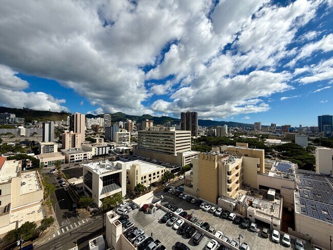 Building Photo - King Manor: Central 1 Bed, 1 Bath Apartment with 1 Parking Space