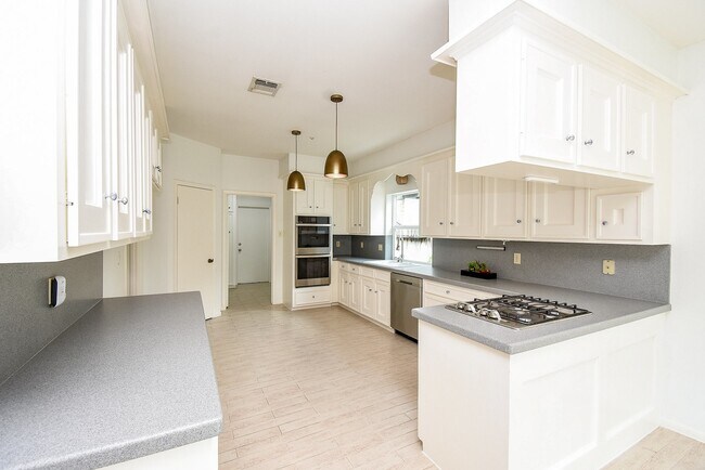 Building Photo - 1231 Creekford Cir