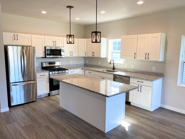 Primary Photo - 4 bed, 3.5 Bath Single Family Home (Middle...