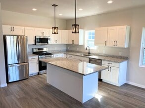 Building Photo - 4 bed, 3.5 Bath Single Family Home (Middle...