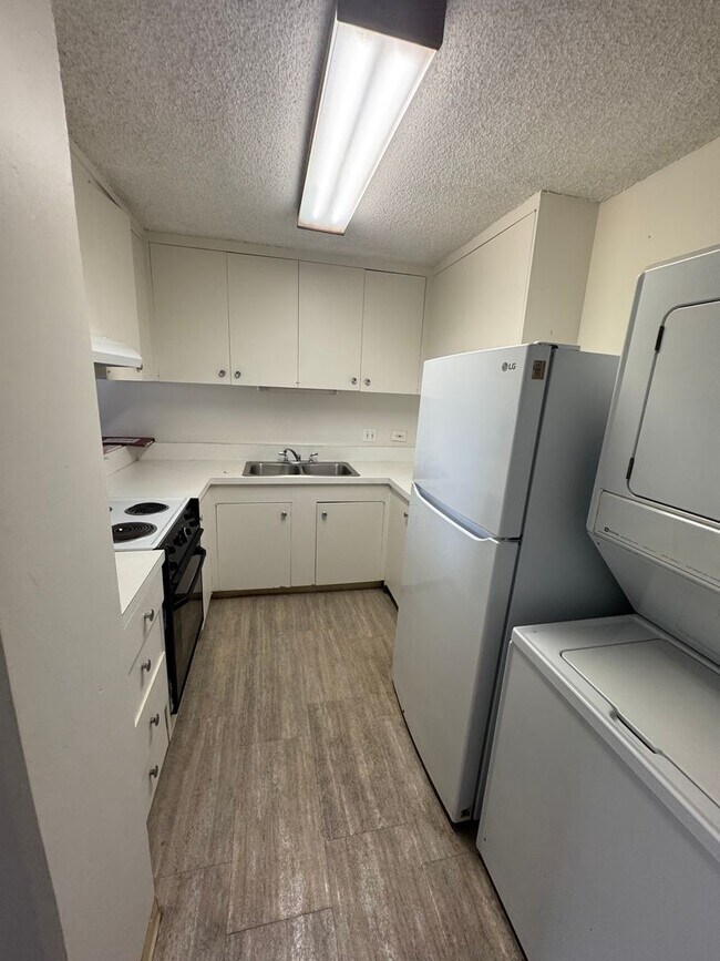 Building Photo - Large 2/2 Waikiki Condo with Parking, Lanai, A/C & W/D in unit!