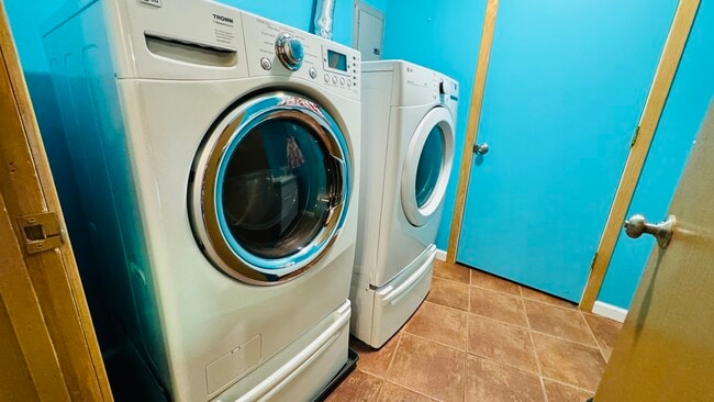 Building Photo - 96 Old Pascack Rd