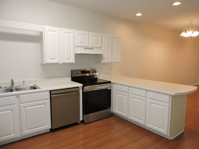 Building Photo - Easy access to interstate, shopping & hospitals!