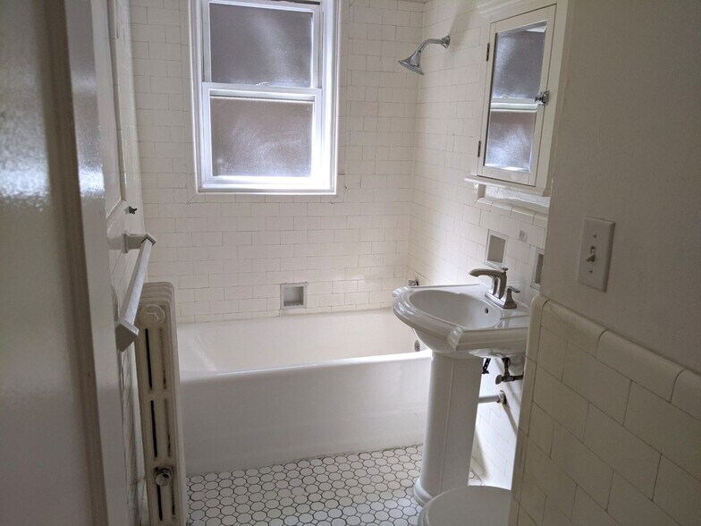 Building Photo - 1136 Maple Ave