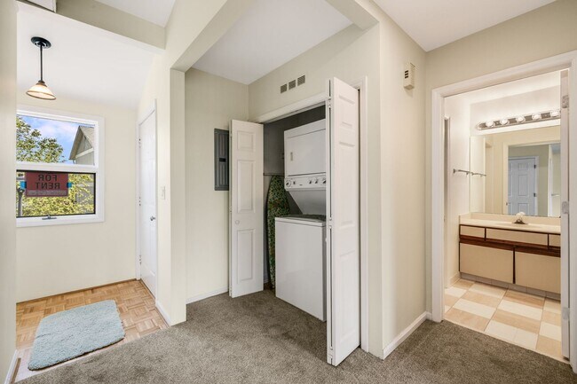 Building Photo - 2-Bedroom, 2-Bathroom Condo with Stunning Downtown Views