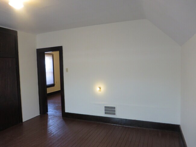 Building Photo - Large Three Bedroom, 1.5 Bathroom Home hal...