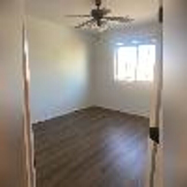 Building Photo - 4 Bedroom, 2 1/2 Bath Available Now!