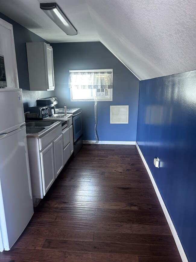 Building Photo - 103 S E St