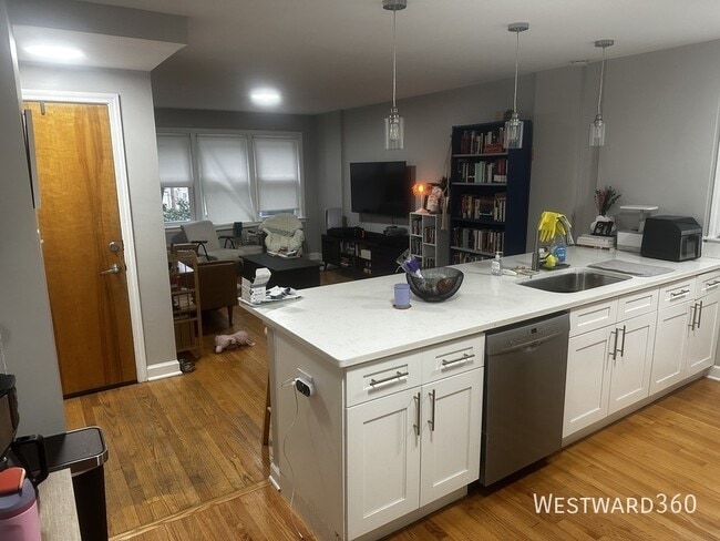 Building Photo - 2821 W Summerdale-2E