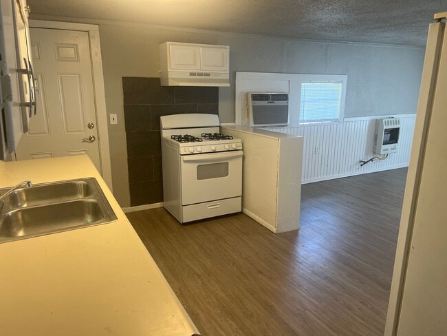 Building Photo - COZY 1 bedroom 1 bathroom