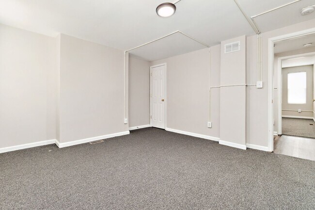 Building Photo - 1418 N Eden St