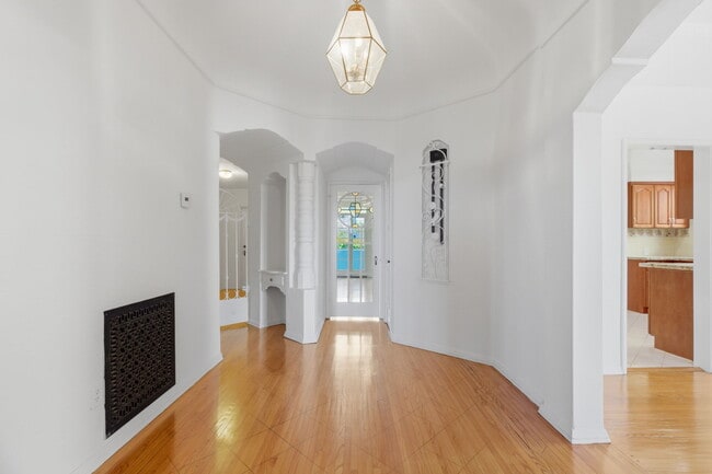 Building Photo - 307 S Doheny Dr