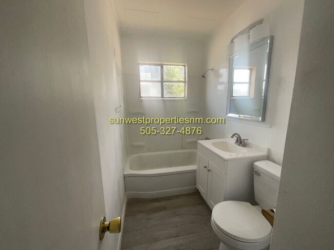 Building Photo - 2 Bedroom, 1 Bath Duplex