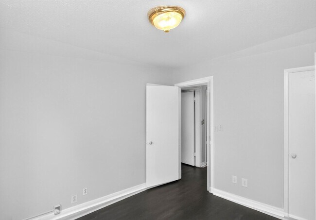 Building Photo - 2423 Underwood St