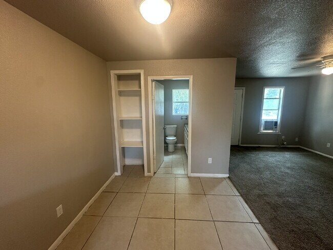 Building Photo - 2 Bedroom, 1 Bath Apartment