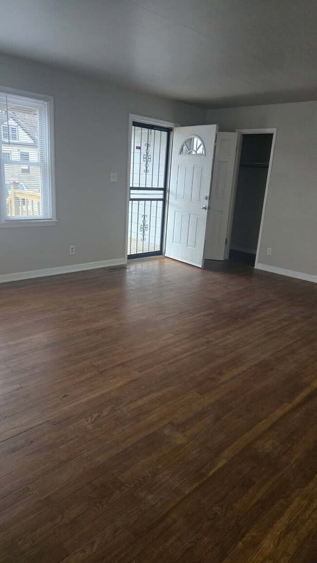 Building Photo - Beautifully rehabbed, spacious 3 bedroom h...