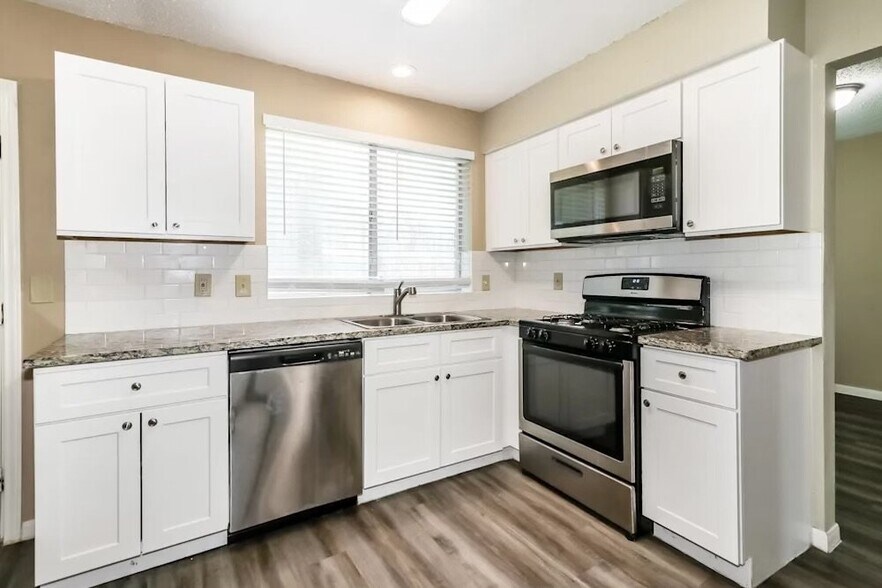 Building Photo - 16110 Sweetwater Creek Dr