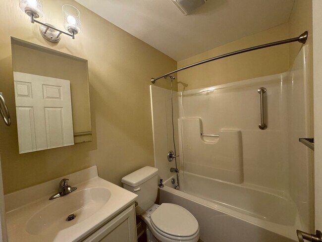 Building Photo - Freshly Renovated Two Bedroom One Bath Apa...