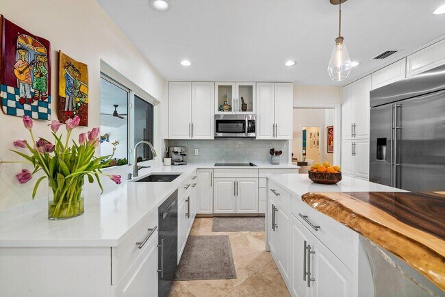 Building Photo - 3765 Kings Way