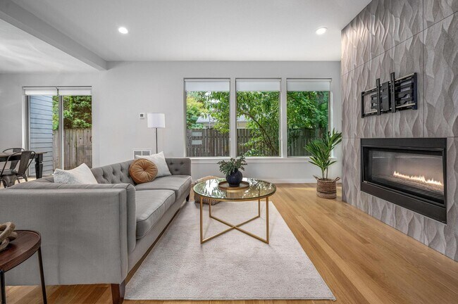 Building Photo - Modern Elegance! Eastmoreland Stunner! Pre...