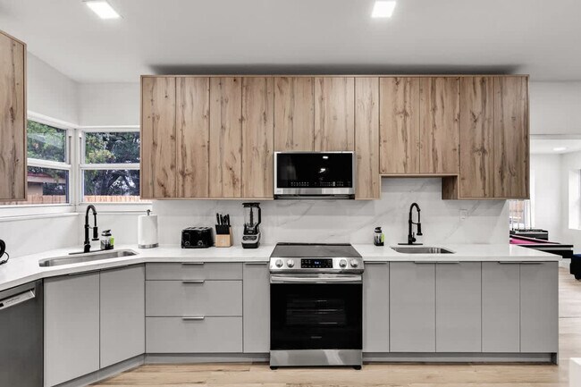 Building Photo - 17621 NE 7th Ave