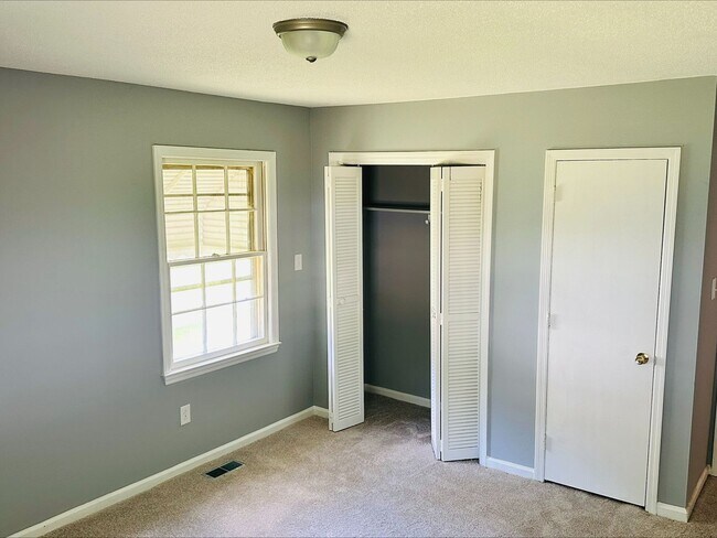 Building Photo - Charming 2 BD/1 BA Bungalow with Fenced Ba...