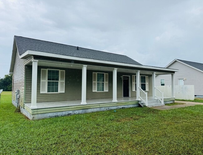 Building Photo - Charming 3-Bed, 2-Bath Home with Spacious ...