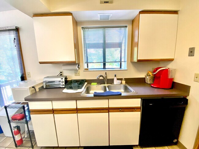 Building Photo - 1375 Rydalmount Rd