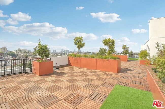 Building Photo - 222 N Alvarado St
