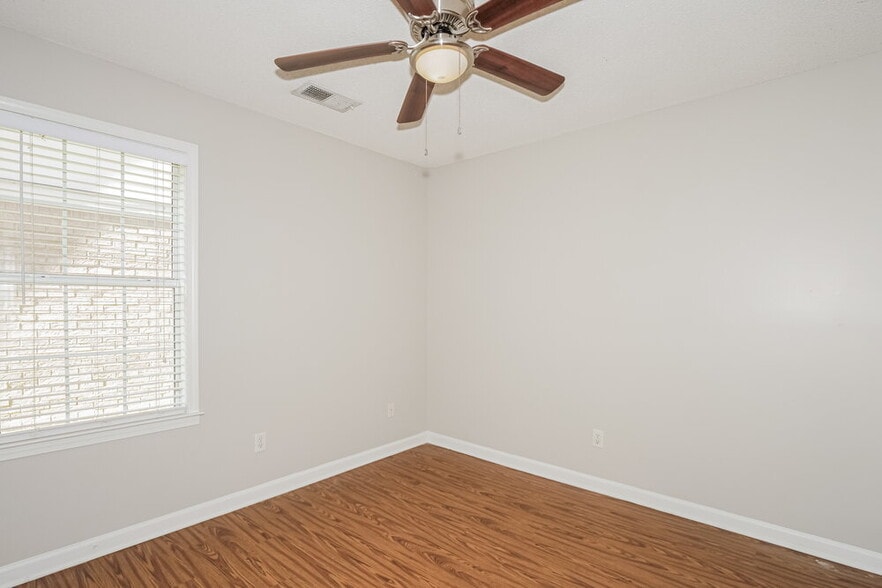 Building Photo - 1118 Greenwich Dr