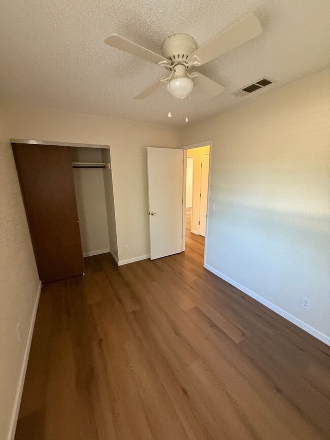 Building Photo - 3 bedroom, 2 bathroom home located in the ...