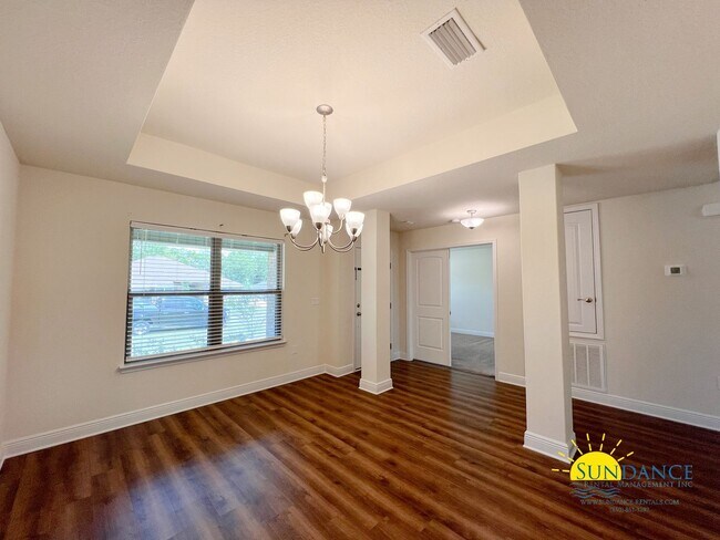 Building Photo - Stunning 4 Bedroom Home in Willow Creek Pl...