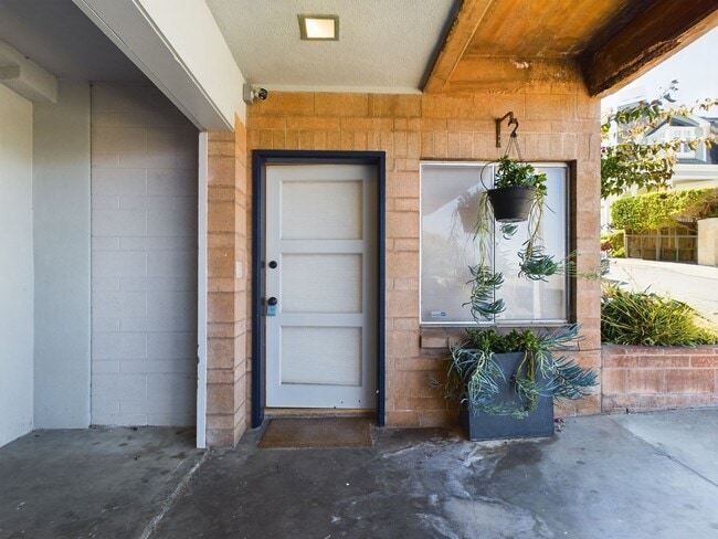 Building Photo - Beautifully remodeled studio downtown PG