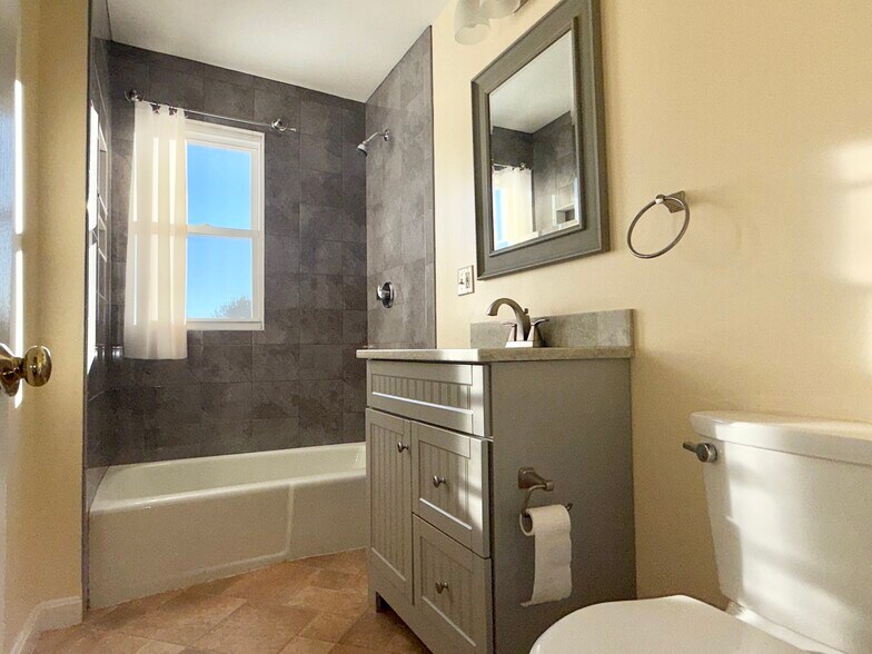 Building Photo - 1037 Cass Ave