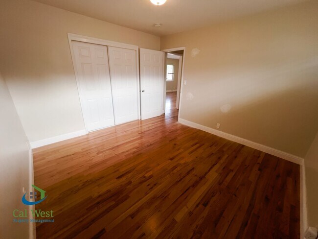 Building Photo - $2,695 - 2 BR/1BA Duplex-Downtown Willow G...