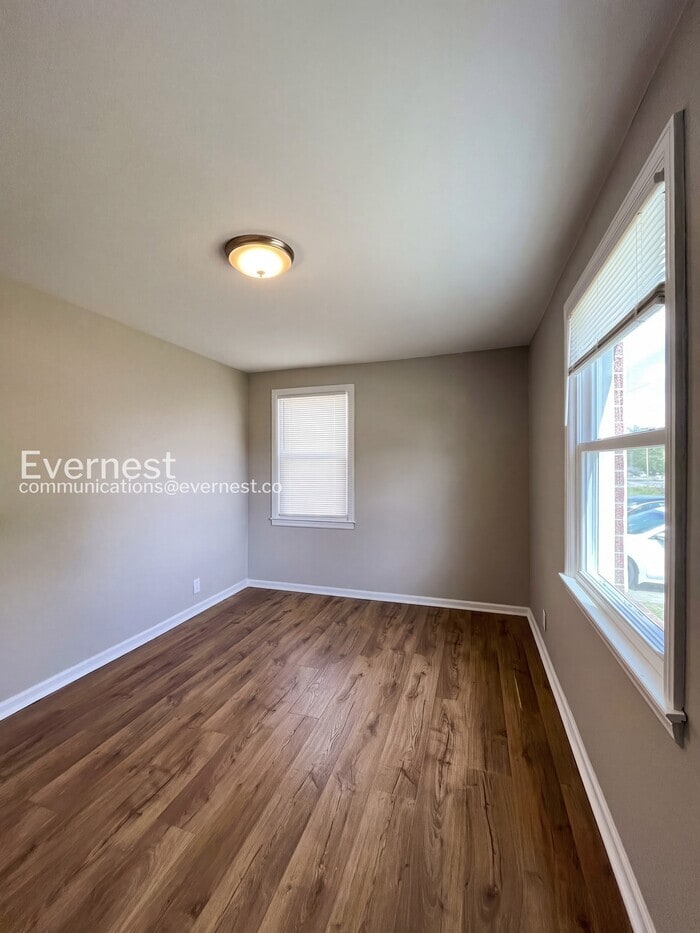 Building Photo - 3233 Southlake Dr