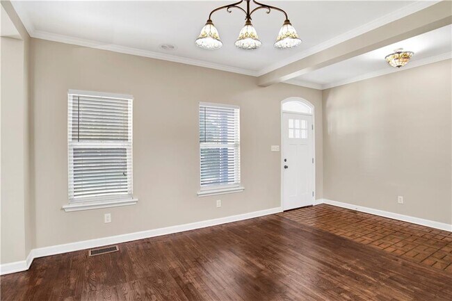 Building Photo - 708 Monarch Dr W