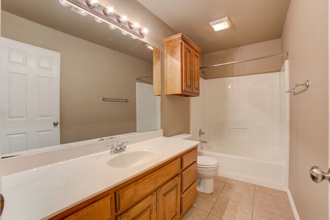 Building Photo - 3 Bed / 2 Bath in Collinsville!