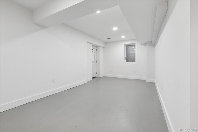 Building Photo - 10 Sagamore Rd