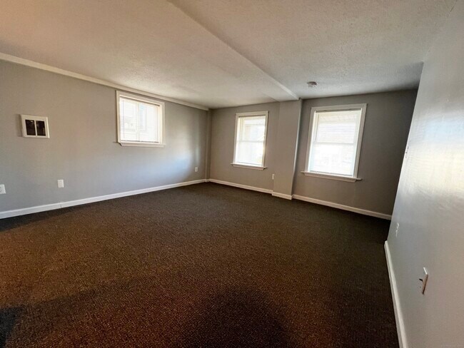 Building Photo - 204 S Main St