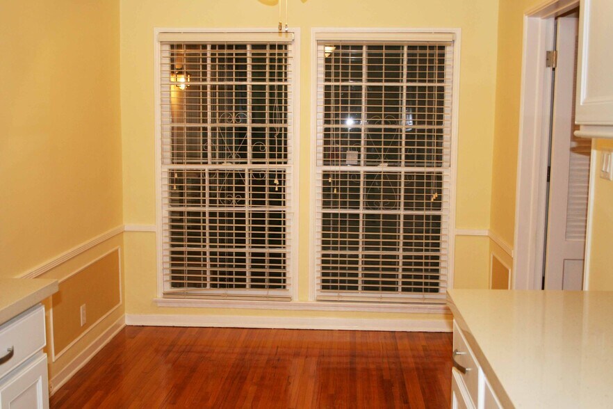 Building Photo - 831 Alandele Ave