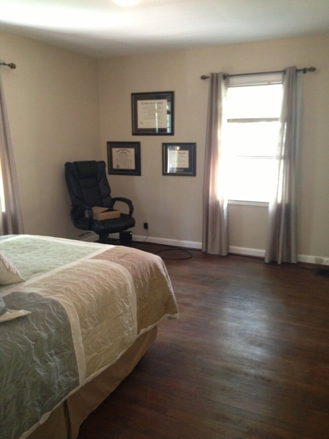 Building Photo - 5692 N College Ave