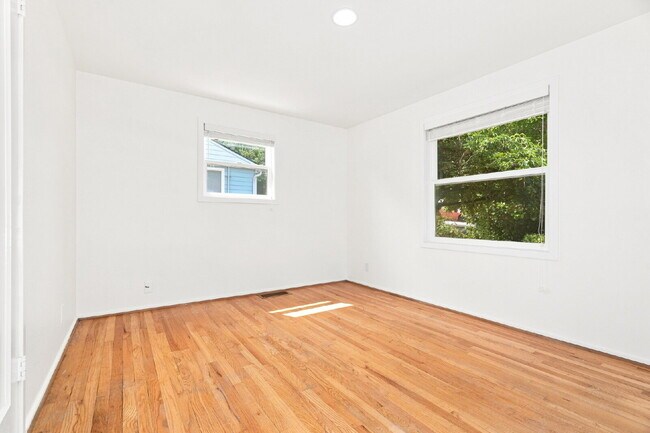 Building Photo - Beautiful Magnolia Home with Updated Kitchen, Spacious Yard & Flexible Living Space!- Available N...