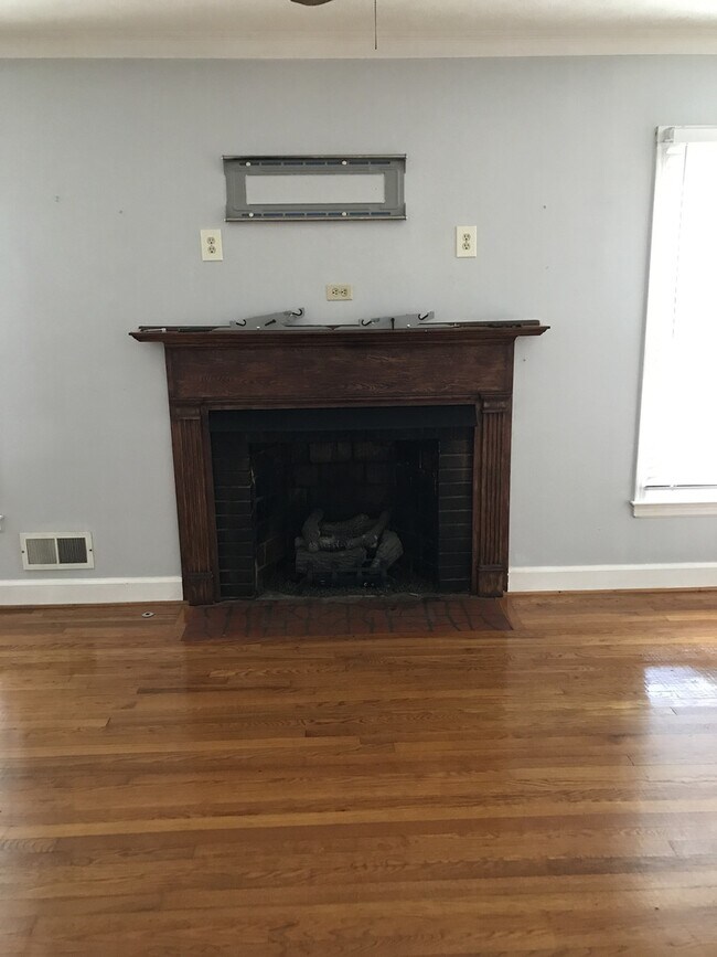 Building Photo - 3 Bed, 2 Bath Home